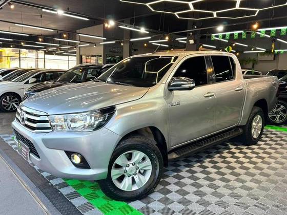 TOYOTA HILUX 2.8 SRX 4X4 CD 16V DIESEL 4P AUTOMÁTICO TOYOTA HILUX 2.8 SRX 4X4 CD 16V DIESEL 4P AUTOMÁTICO